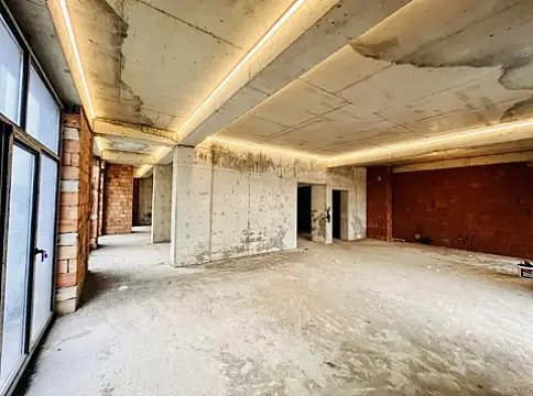 Satılır 4 otaqlı mənzil 196 m²