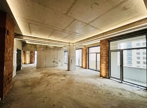 Satılır 4 otaqlı mənzil 196 m²