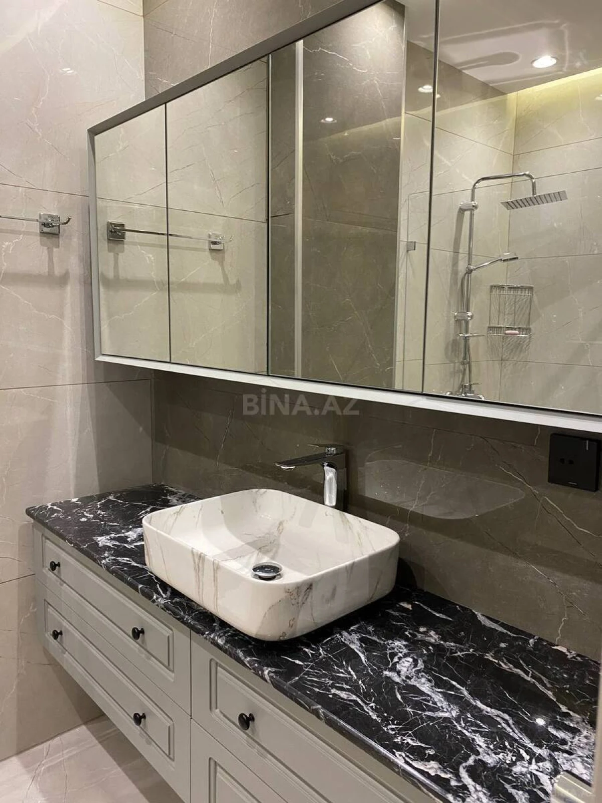 Kirayə verilir 3 otaqlı mənzil 118 m²
