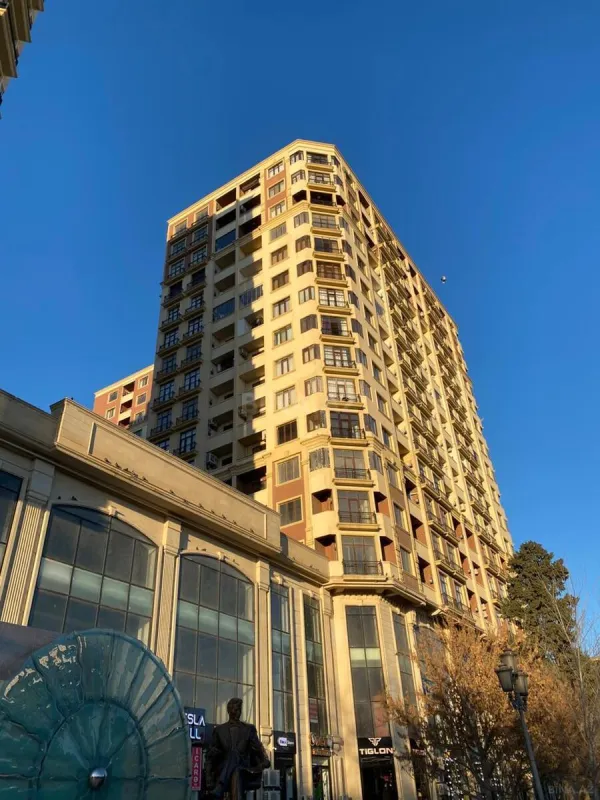 Satılır 3 otaqlı mənzil 165 m²
