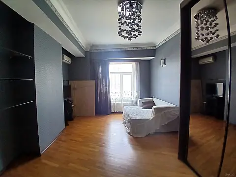 Satılır 3 otaqlı mənzil 147 m²