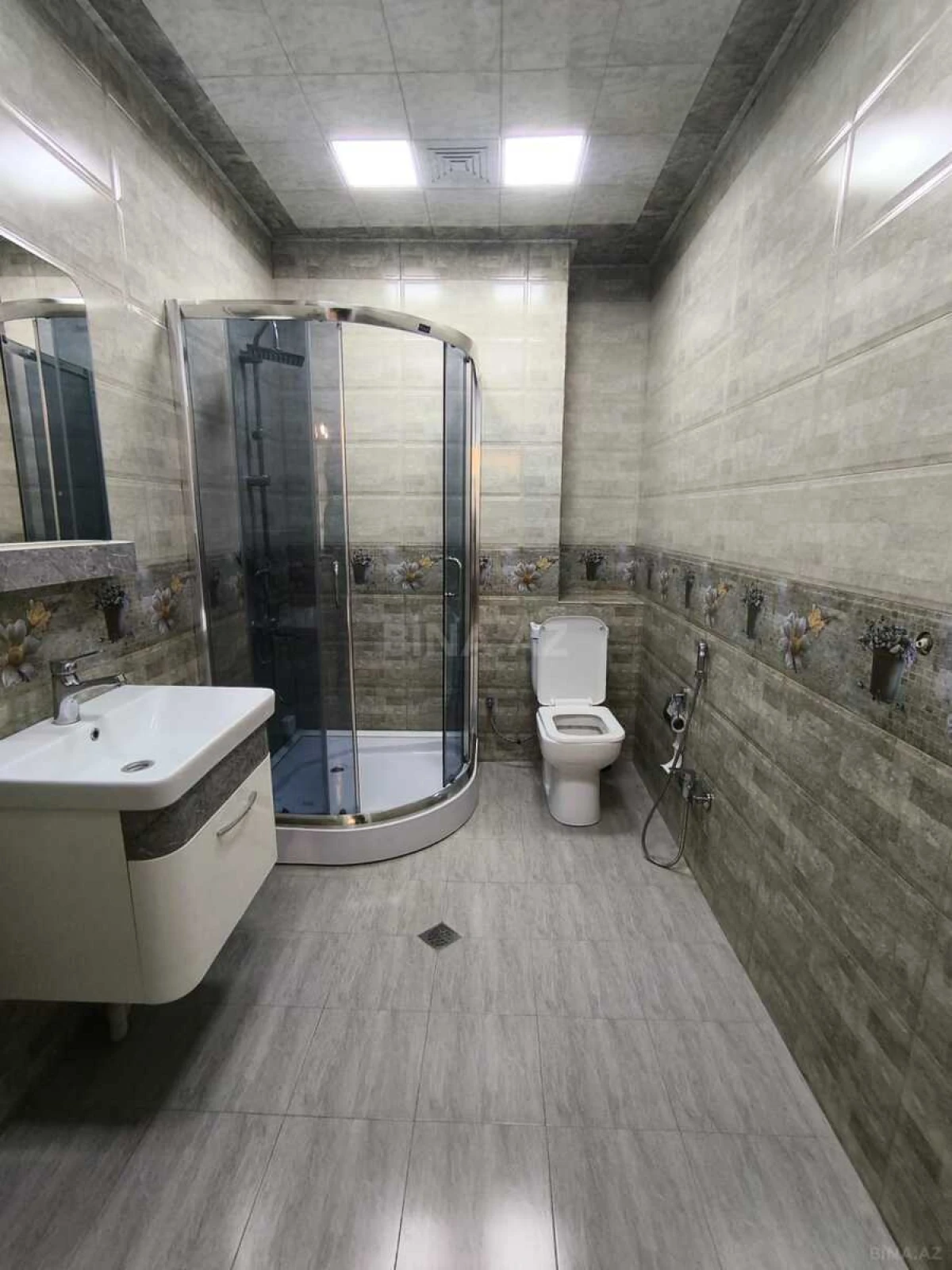 Kirayə verilir 3 otaqlı mənzil 170 m²
