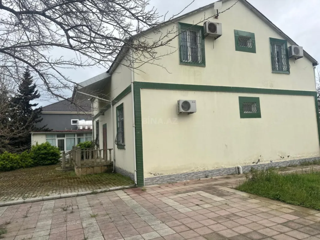 Satılır 8 otaqlı həyət evi 228 m²