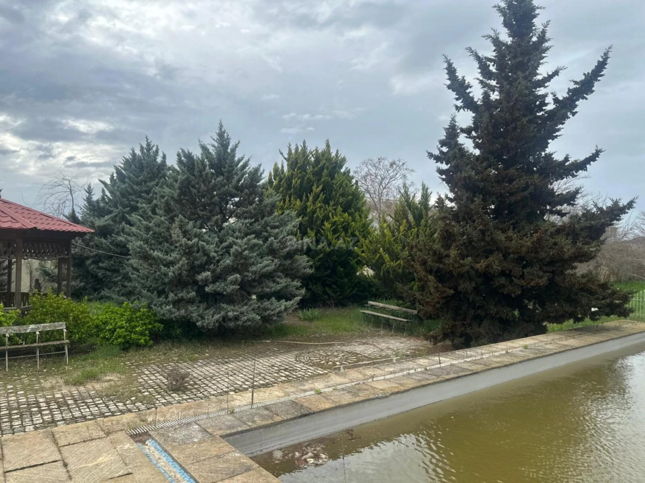 Satılır 8 otaqlı həyət evi 228 m²