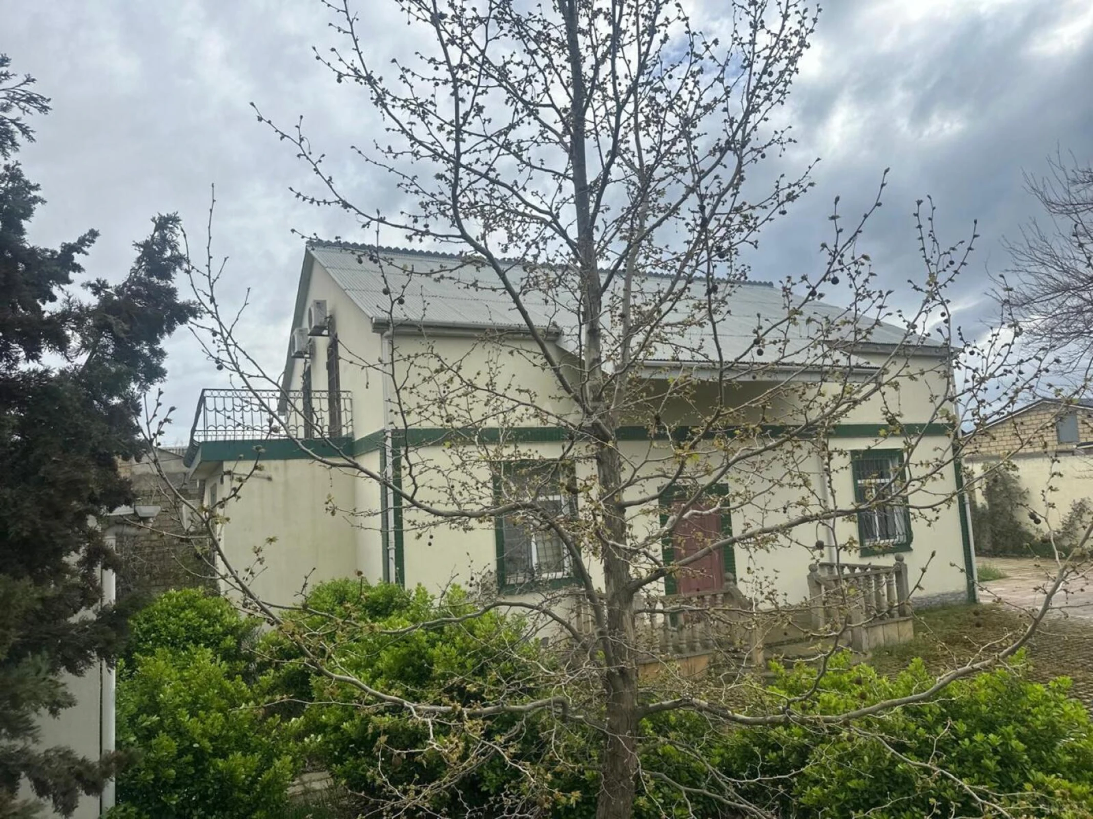 Satılır 8 otaqlı həyət evi 228 m²