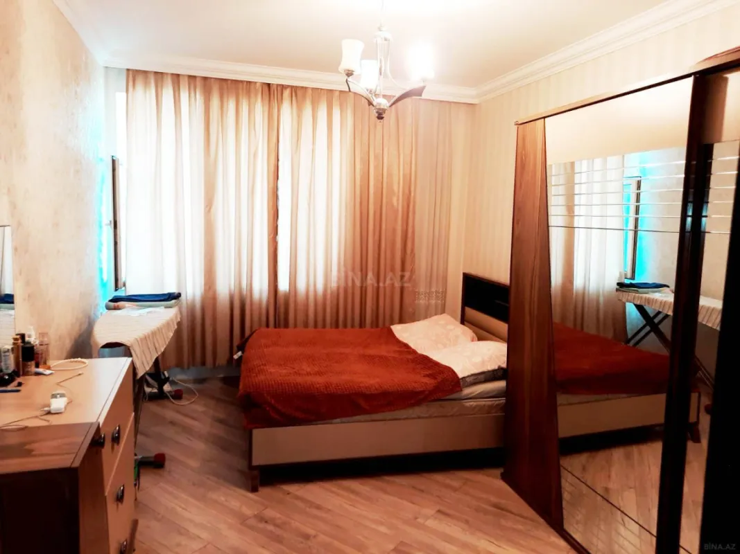 Satılır 4 otaqlı mənzil 130 m²