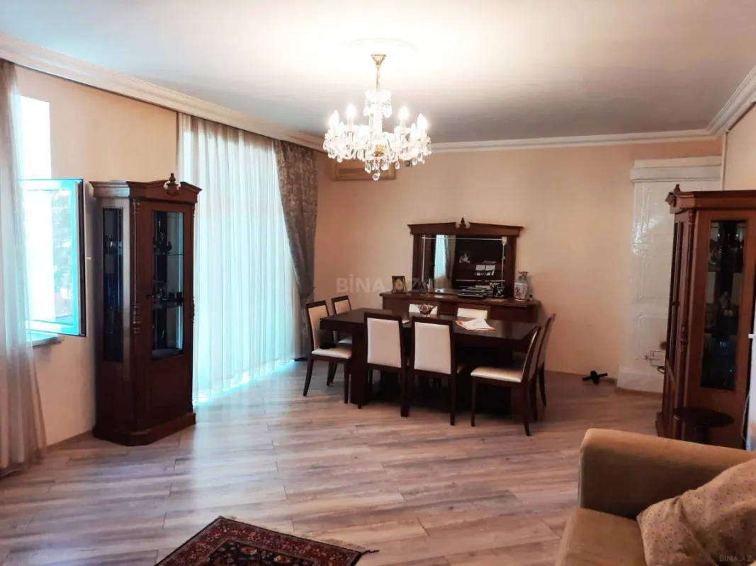 Satılır 4 otaqlı mənzil 130 m²