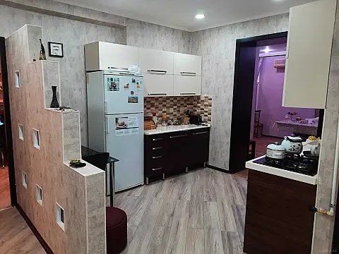 Satılır 4 otaqlı mənzil 130 m²