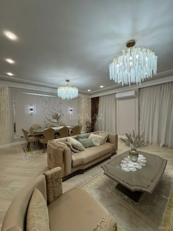 Satılır 5 otaqlı mənzil 300 m²