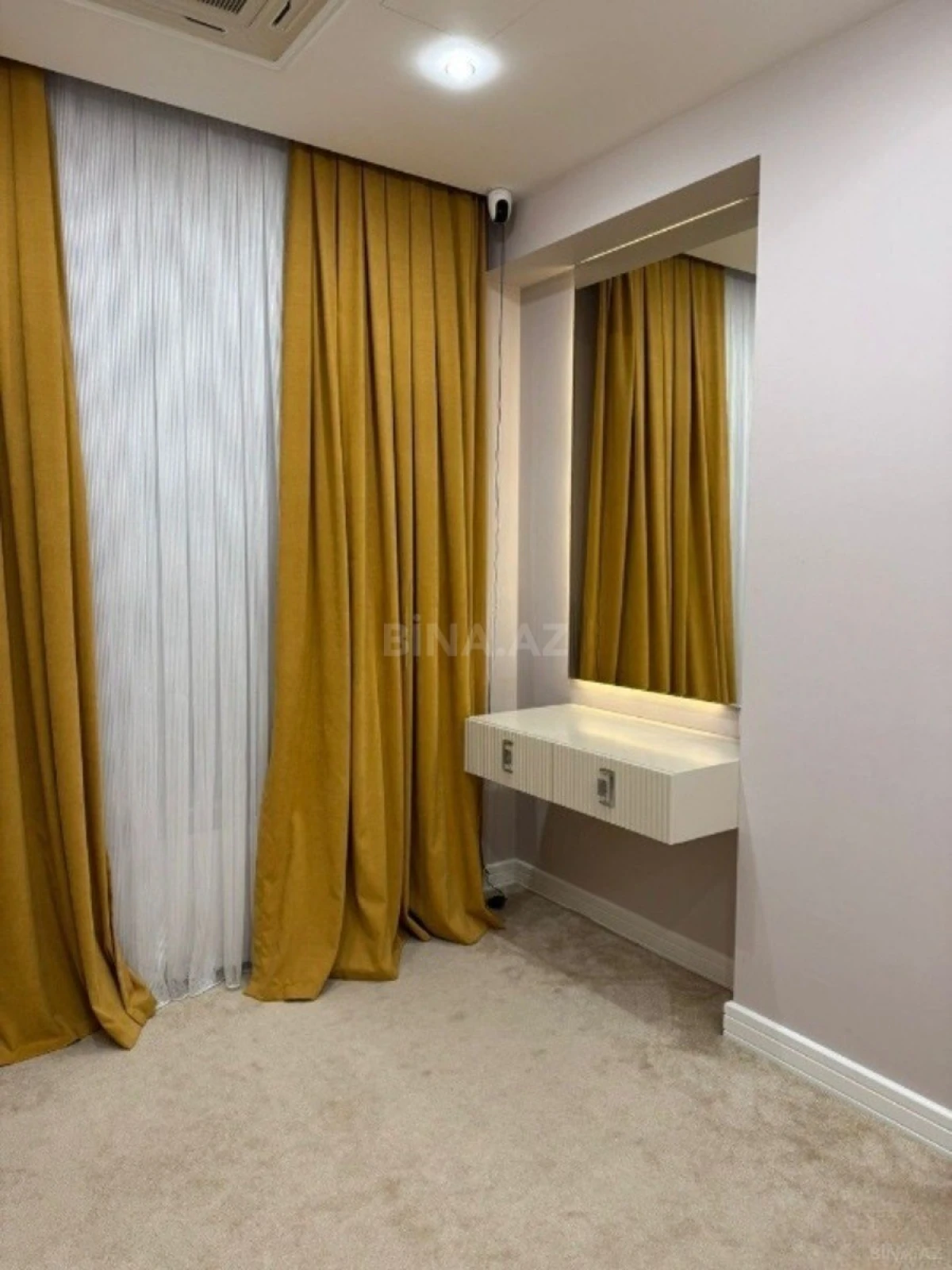 Satılır 5 otaqlı mənzil 300 m²
