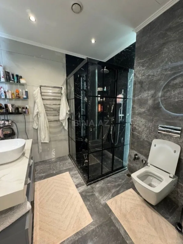 Satılır 5 otaqlı mənzil 300 m²