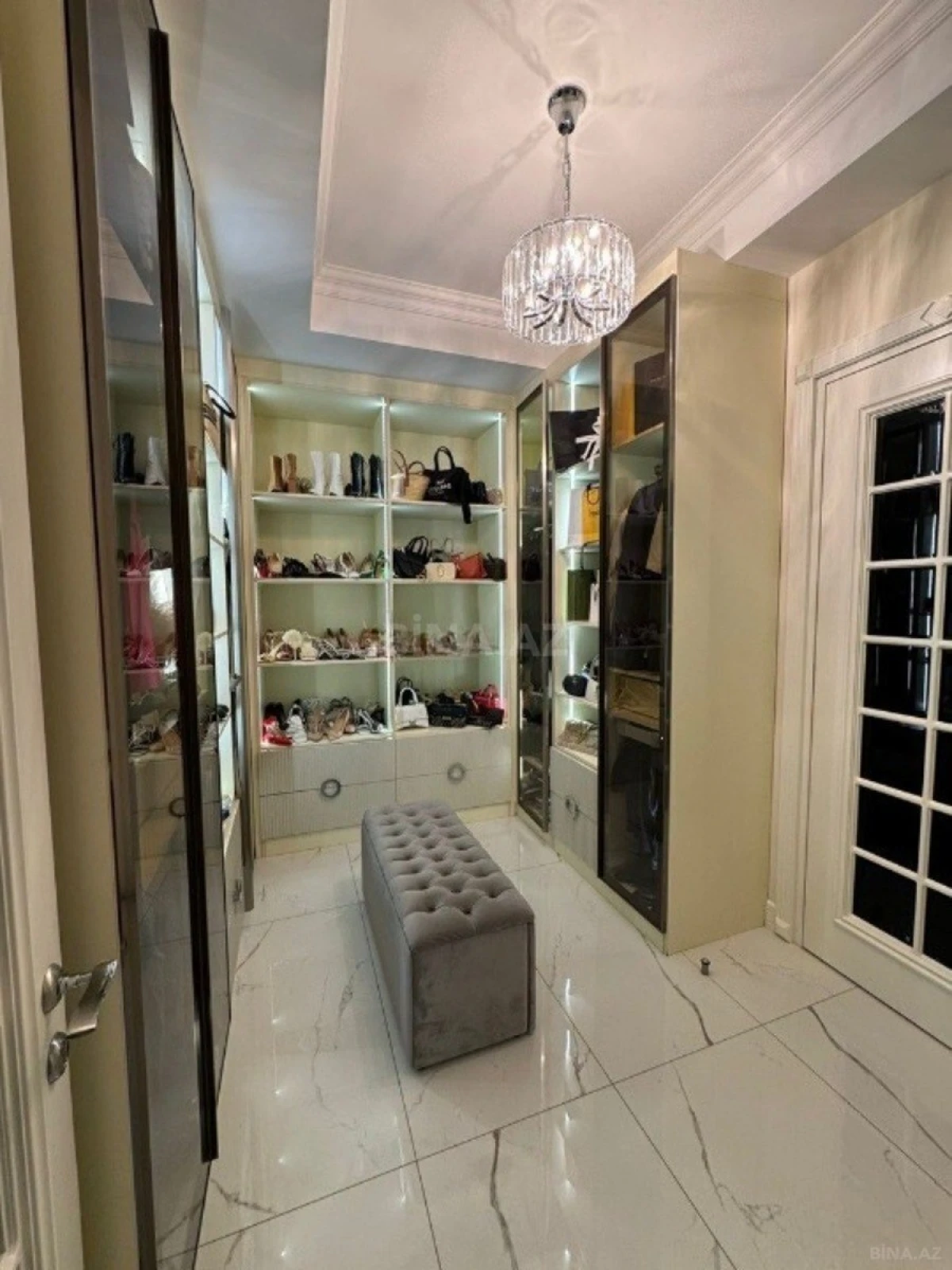 Satılır 5 otaqlı mənzil 300 m²