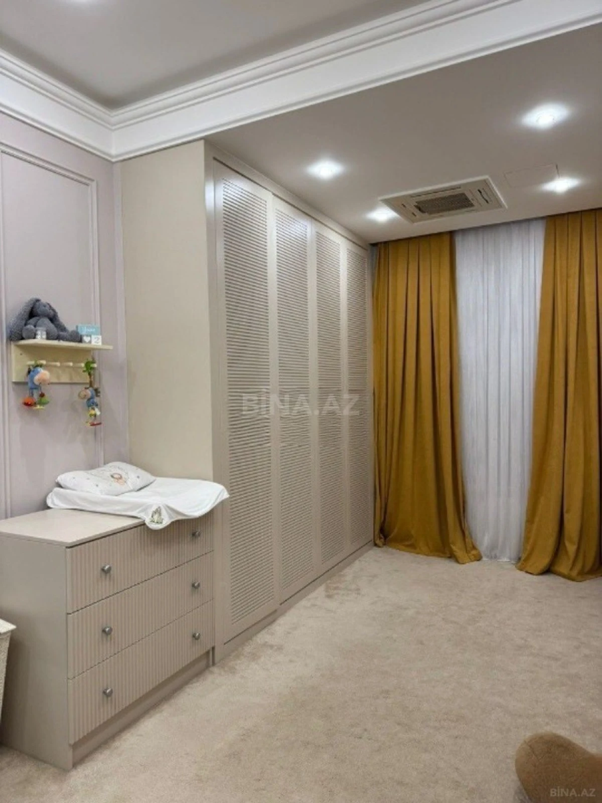 Satılır 5 otaqlı mənzil 300 m²