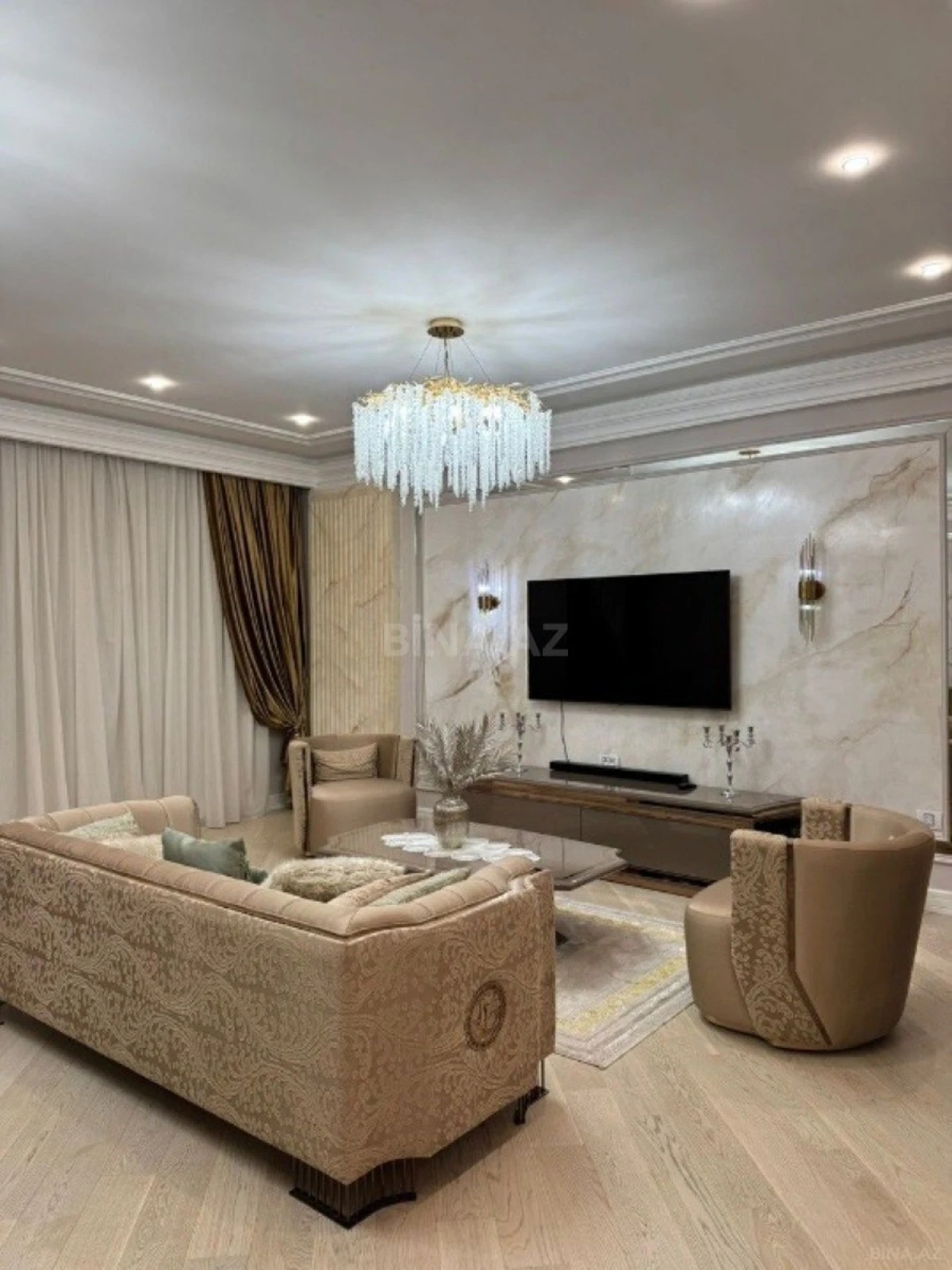 Satılır 5 otaqlı mənzil 300 m²