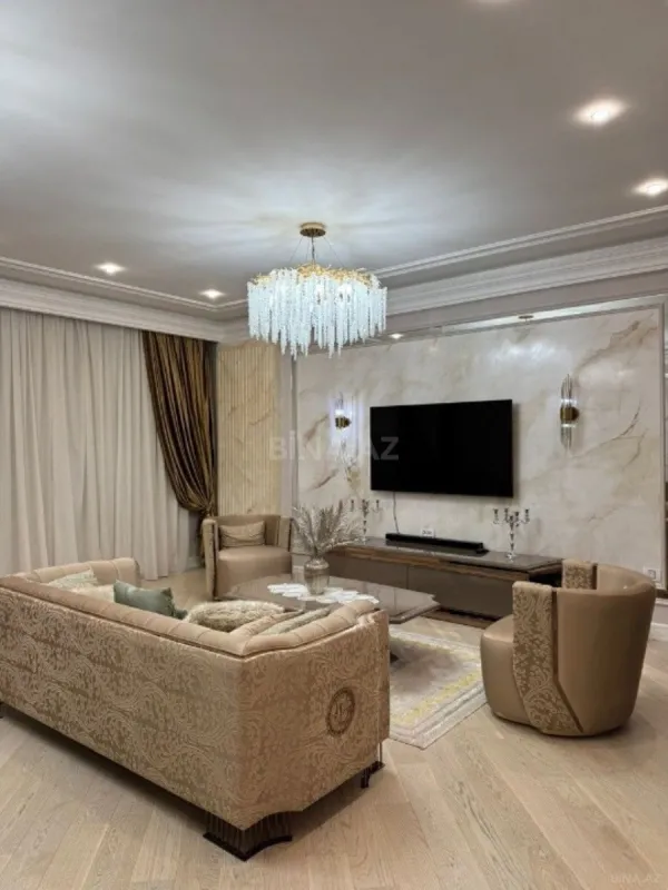 Satılır 5 otaqlı mənzil 300 m²