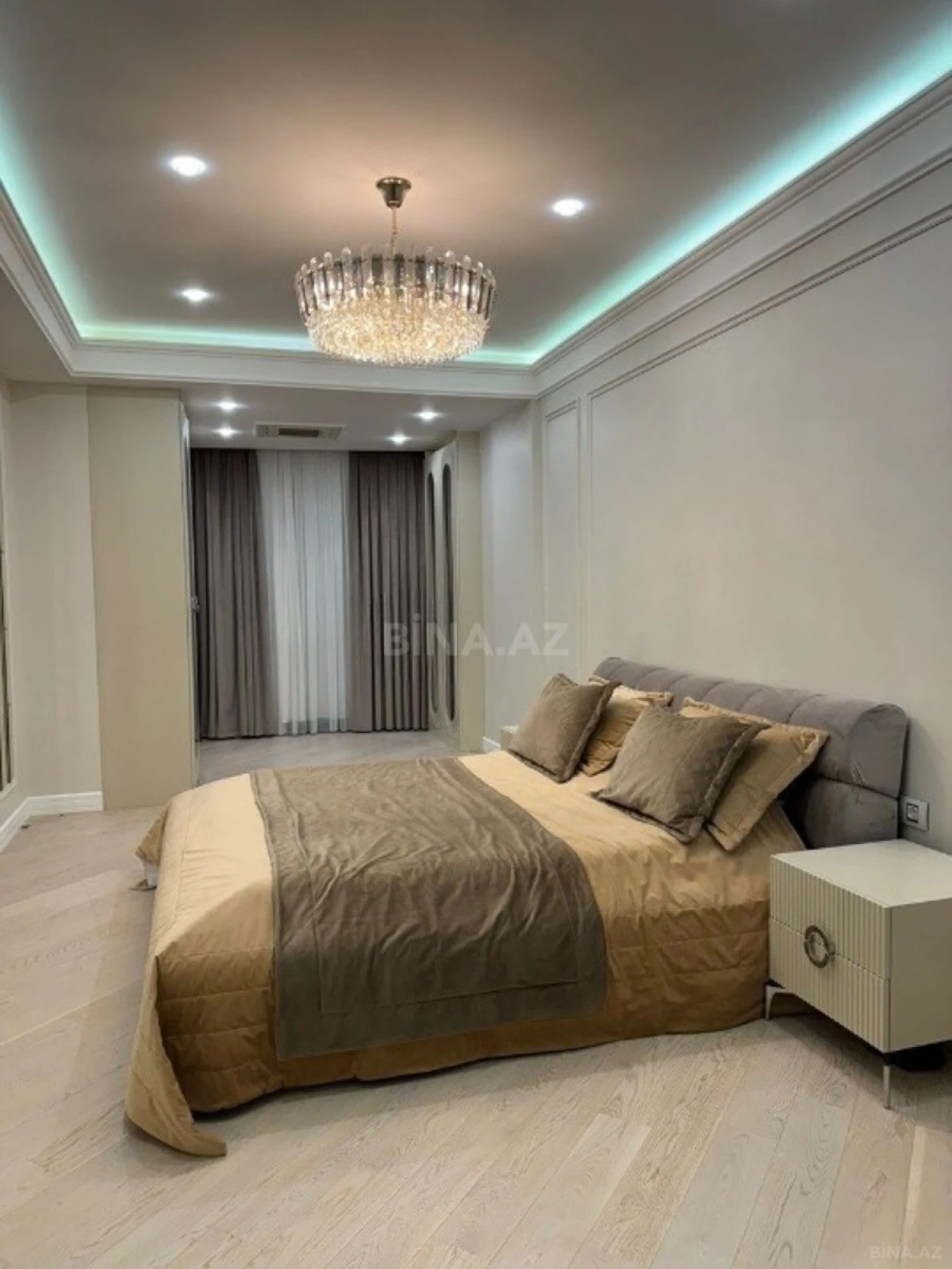 Satılır 5 otaqlı mənzil 300 m²