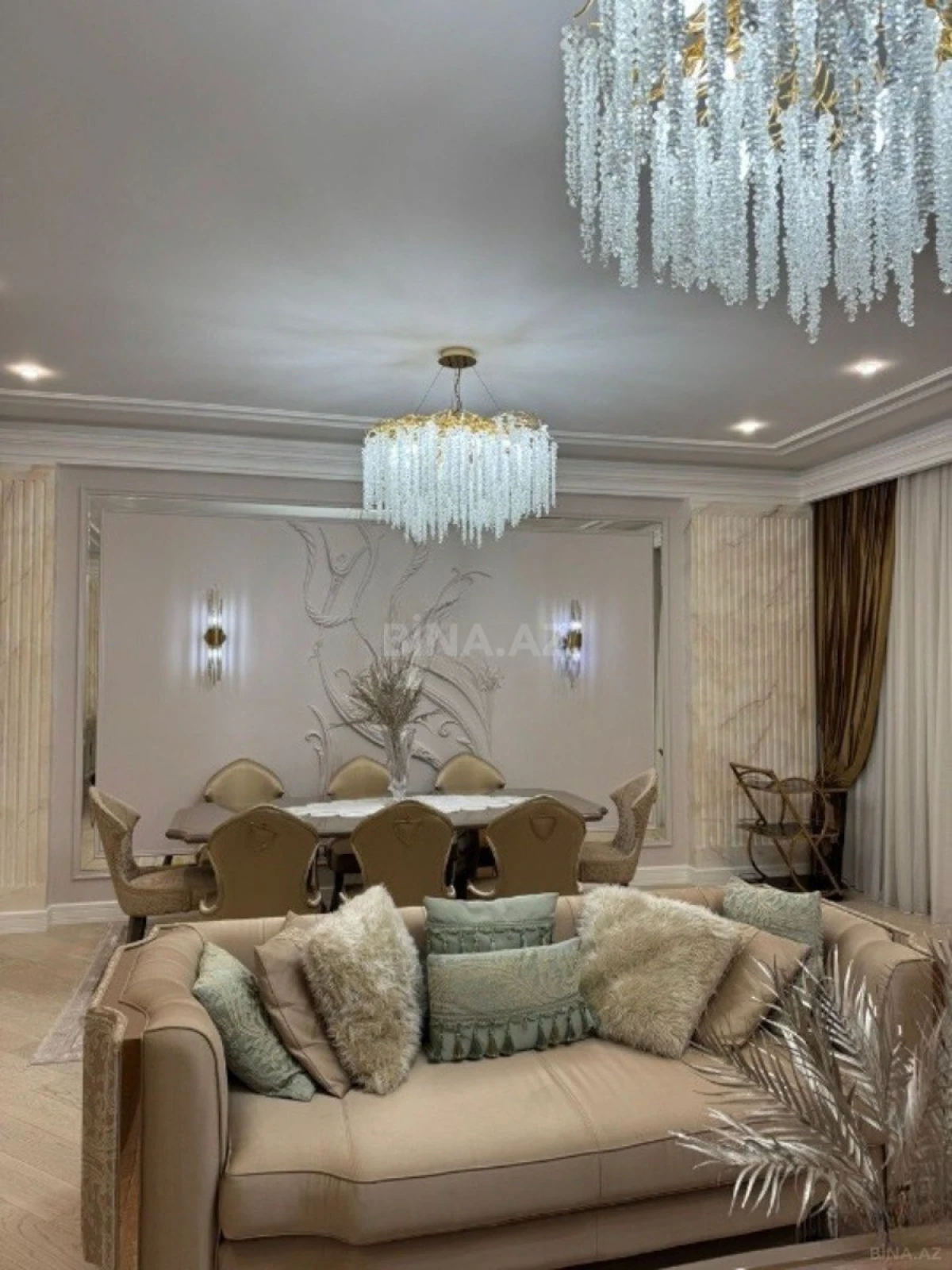 Satılır 5 otaqlı mənzil 300 m²