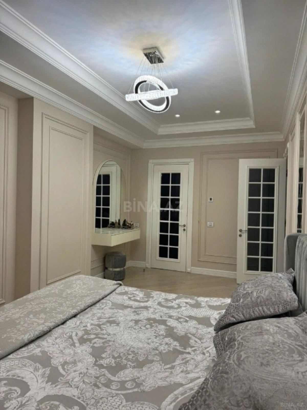 Satılır 5 otaqlı mənzil 300 m²