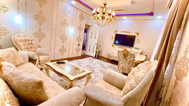 Satılır 5 otaqlı həyət evi 300 m²