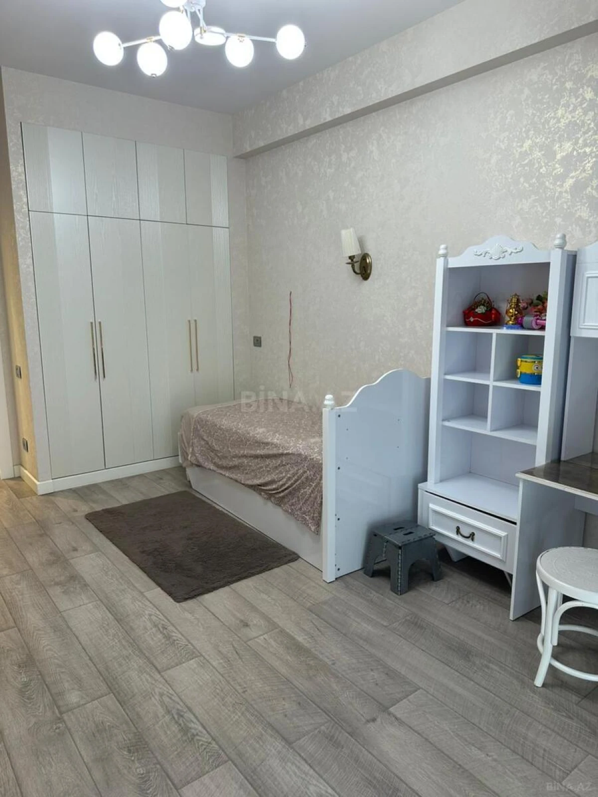 Kirayə verilir 4 otaqlı mənzil 140 m²
