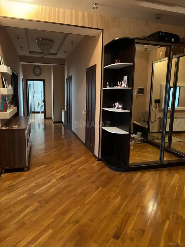 Satılır 4 otaqlı mənzil 145 m²