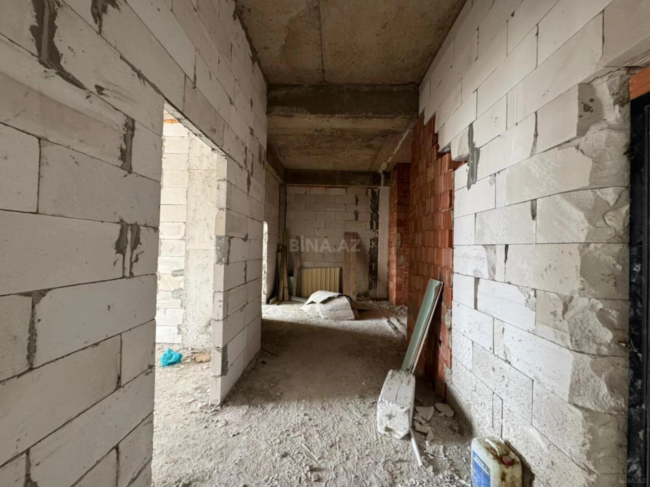 Satılır 2 otaqlı mənzil 83 m²