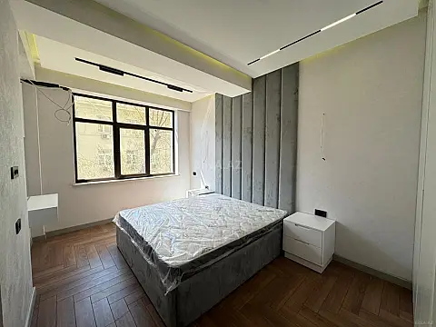 Satılır 4 otaqlı mənzil 141 m²