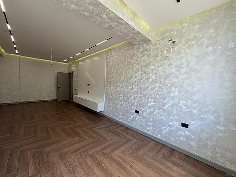 Satılır 4 otaqlı mənzil 141 m²