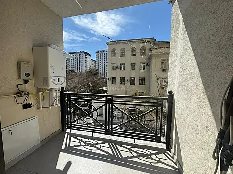 Satılır 4 otaqlı mənzil 141 m²