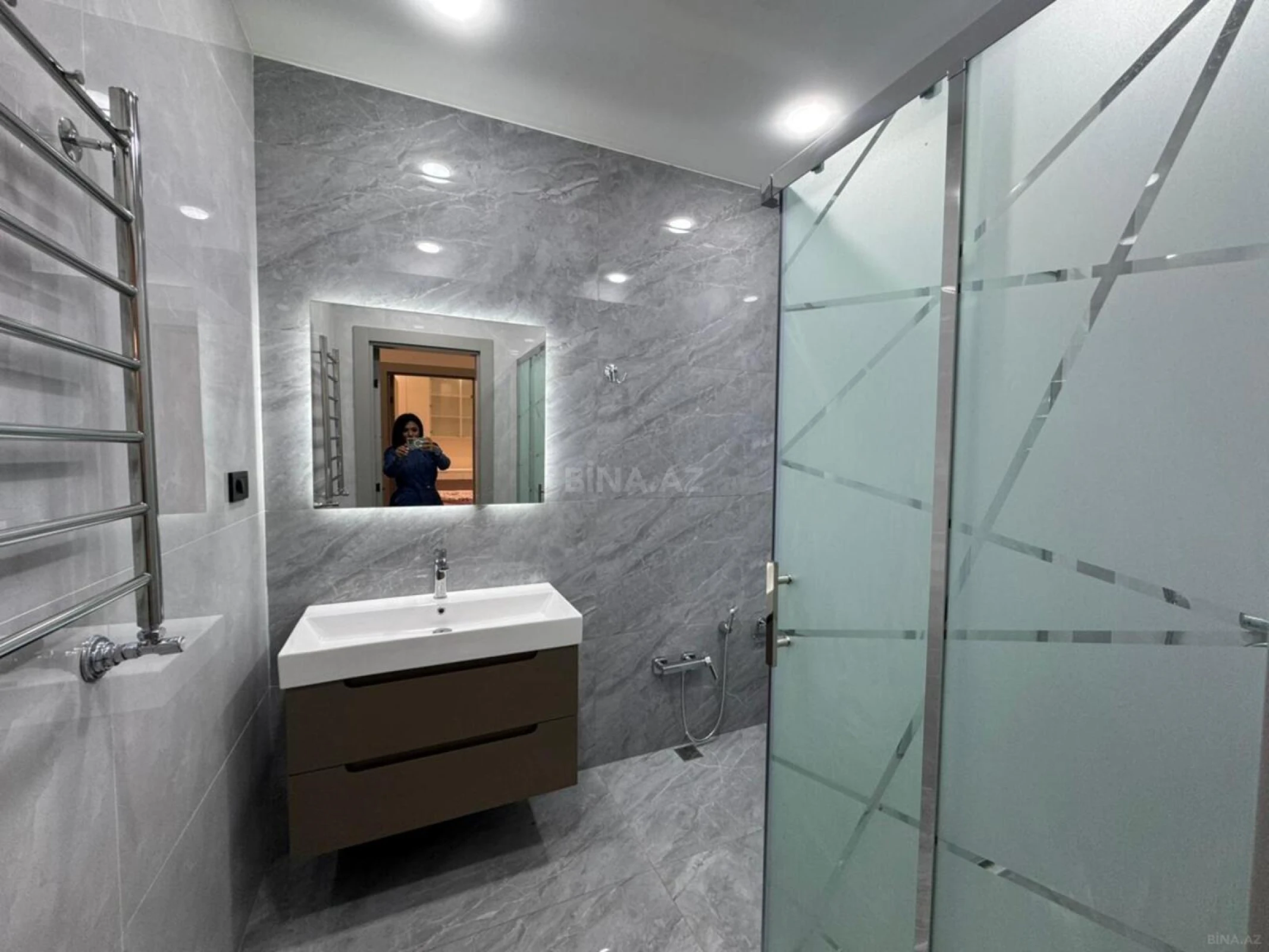 Satılır 4 otaqlı mənzil 141 m²