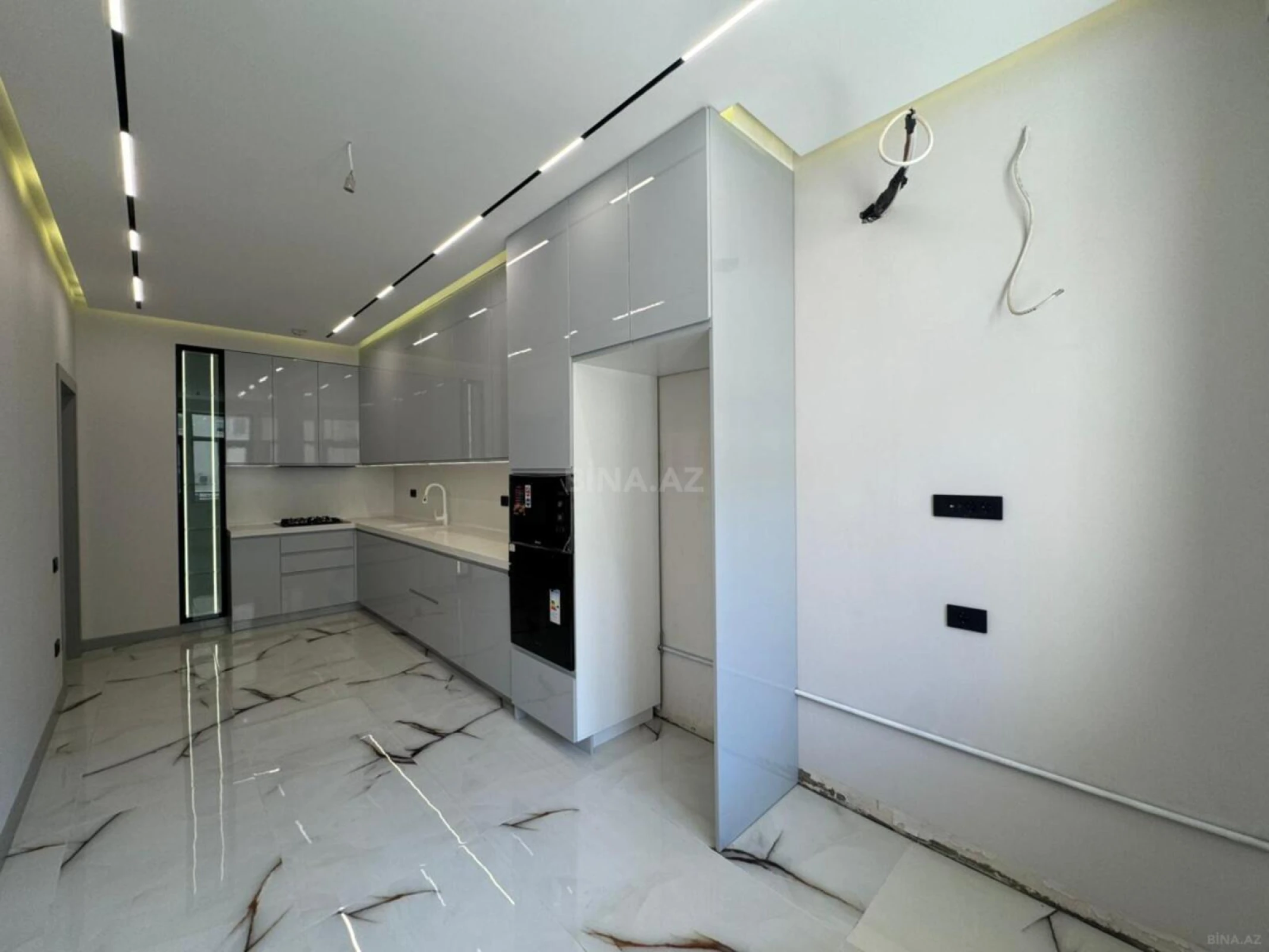 Satılır 4 otaqlı mənzil 141 m²
