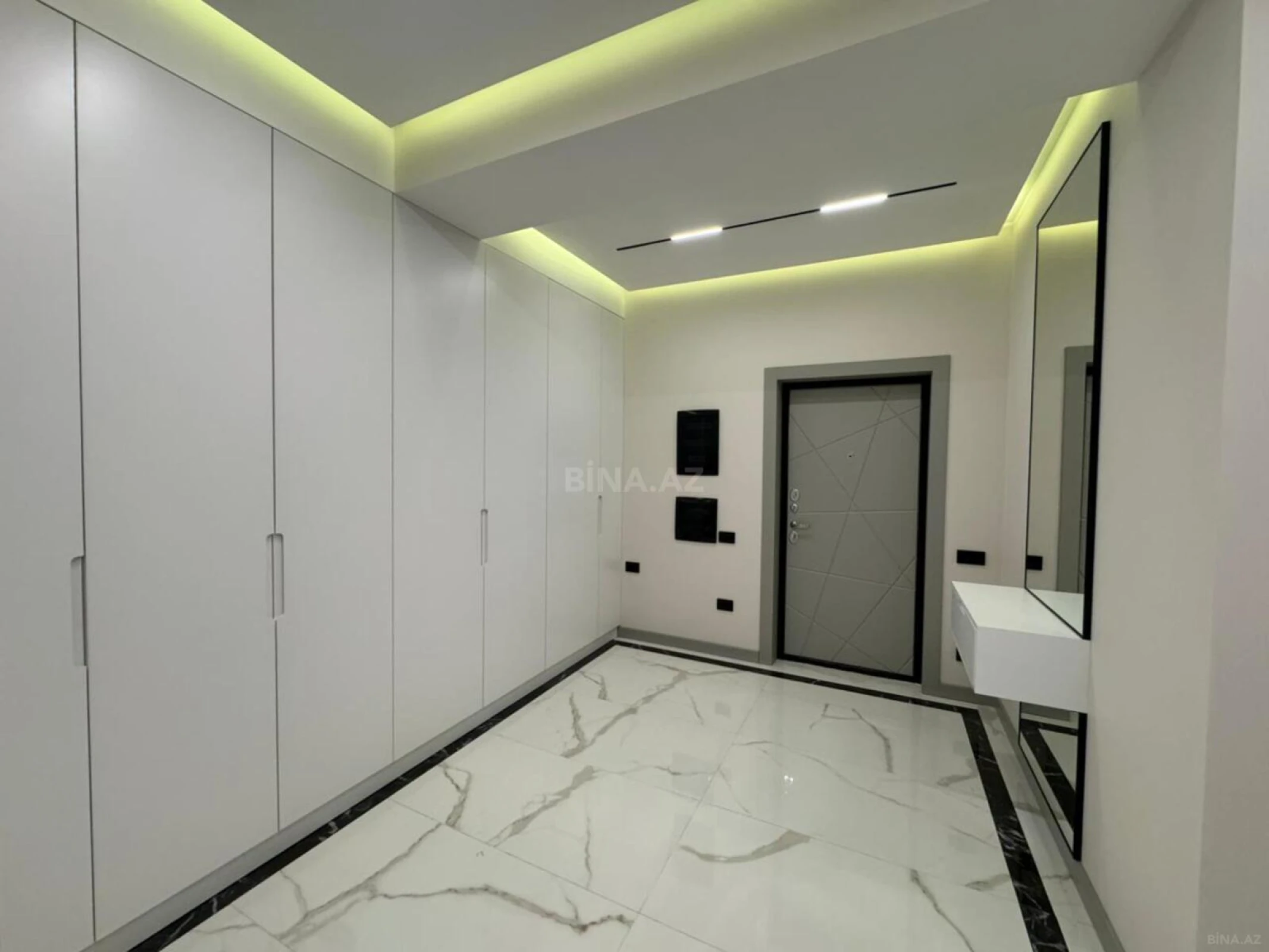 Satılır 4 otaqlı mənzil 141 m²