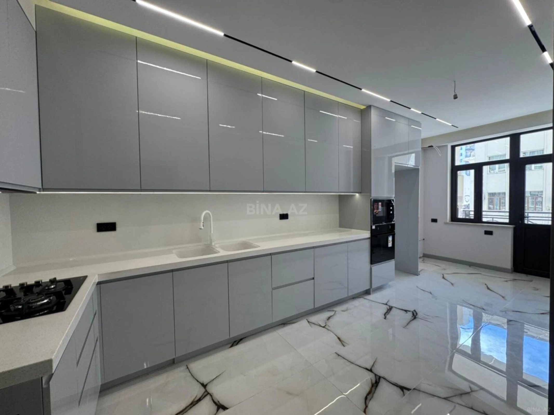Satılır 4 otaqlı mənzil 141 m²