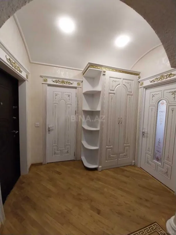 Satılır 3 otaqlı mənzil 176 m²