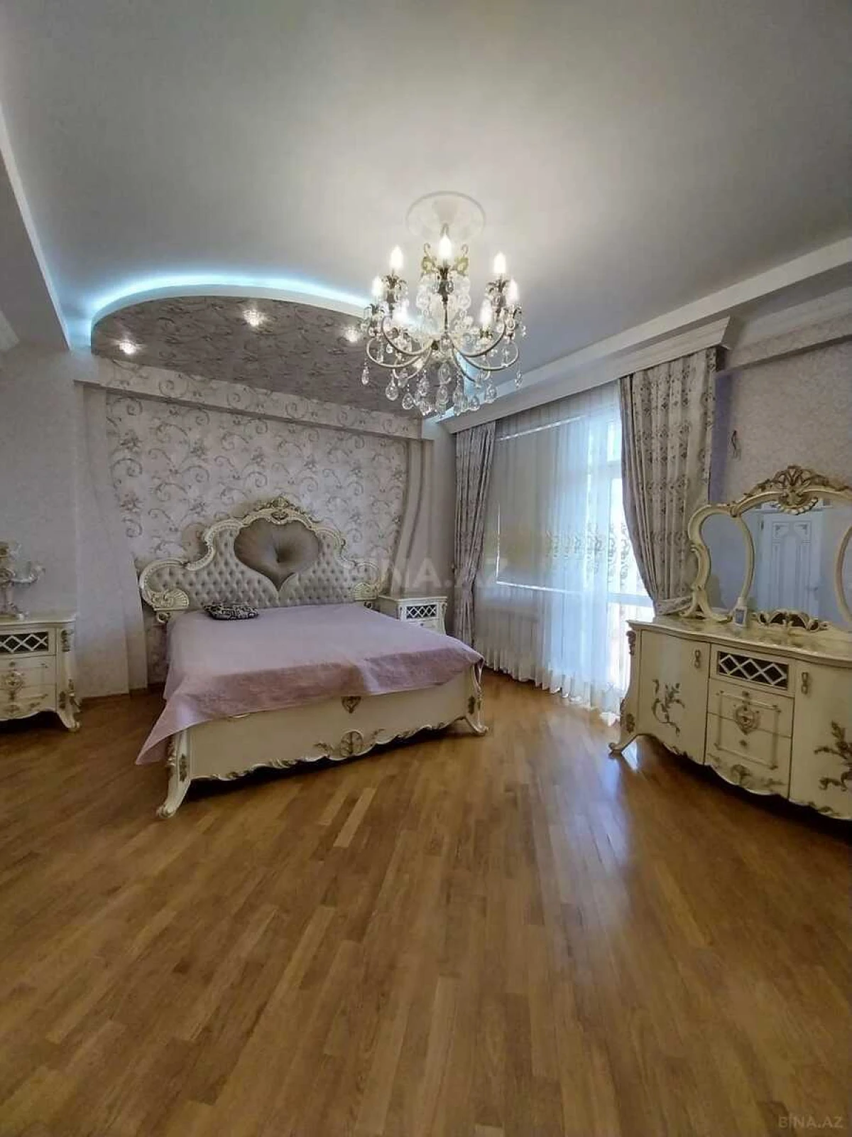 Satılır 3 otaqlı mənzil 176 m²