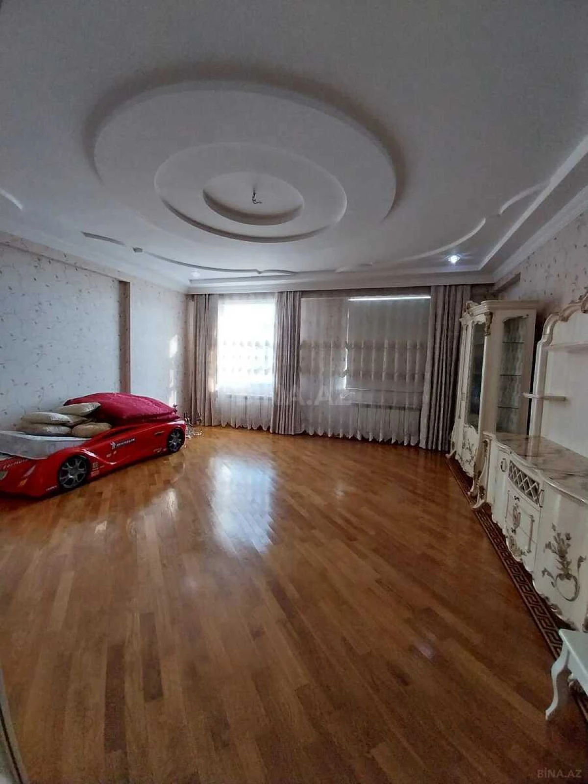 Satılır 3 otaqlı mənzil 176 m²