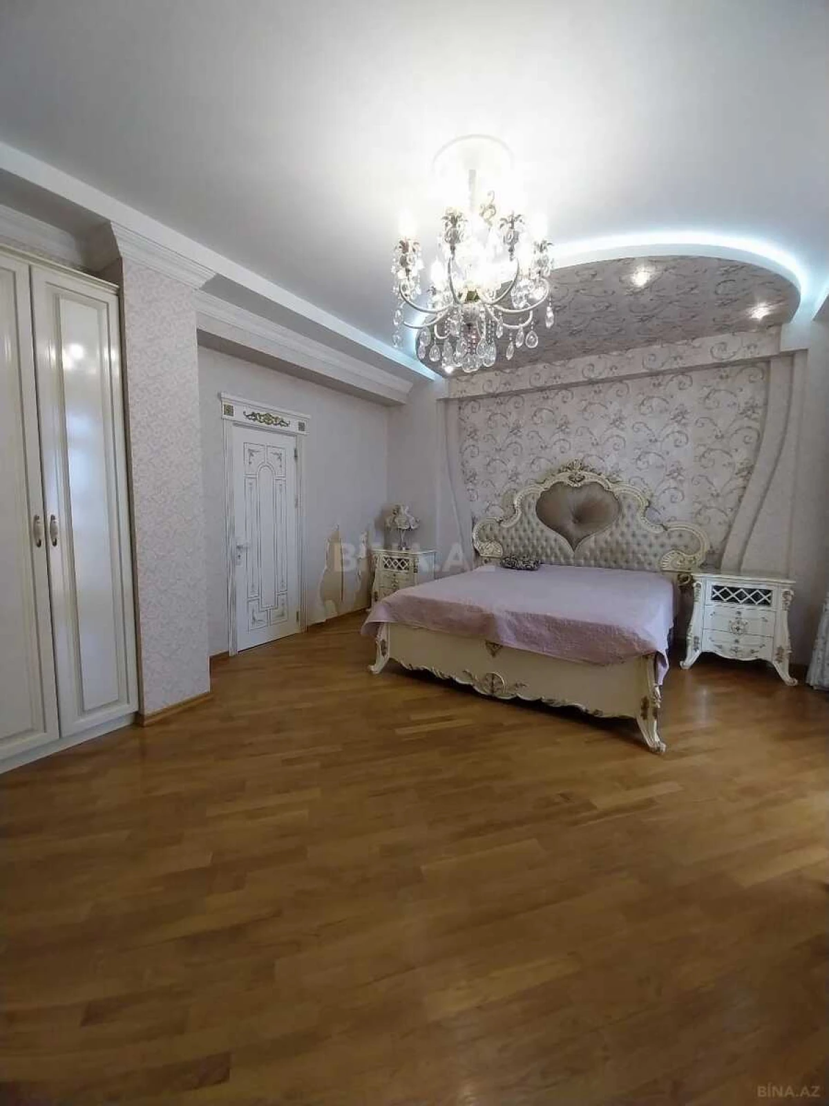 Satılır 3 otaqlı mənzil 176 m²