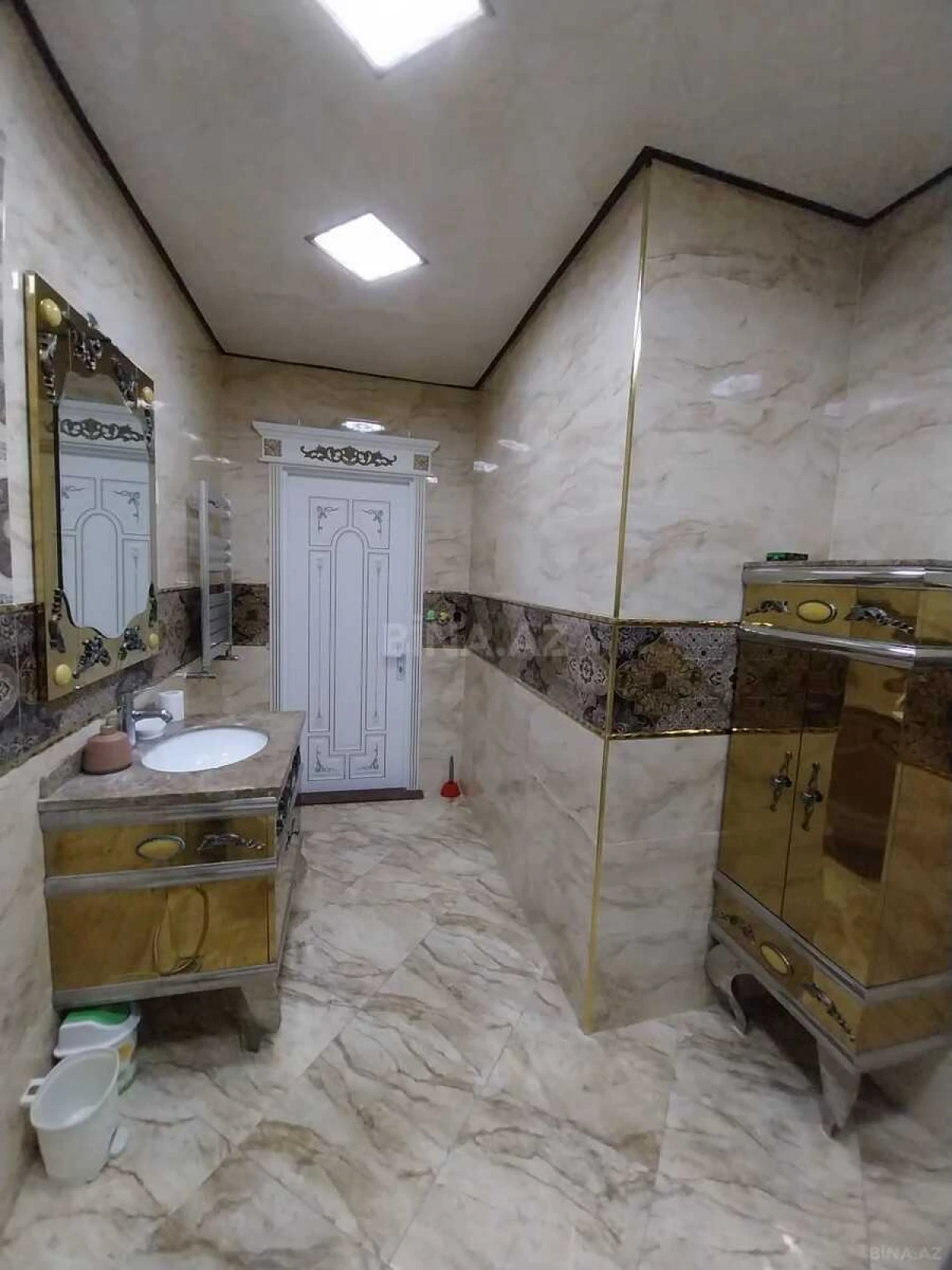 Satılır 3 otaqlı mənzil 176 m²