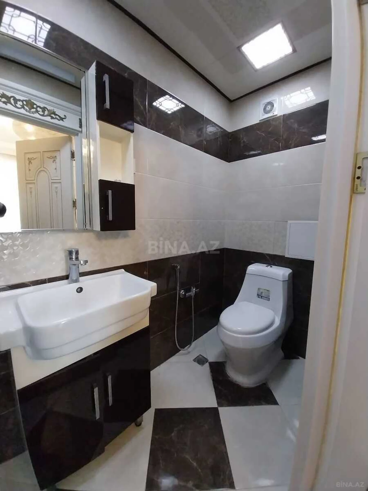 Satılır 3 otaqlı mənzil 176 m²