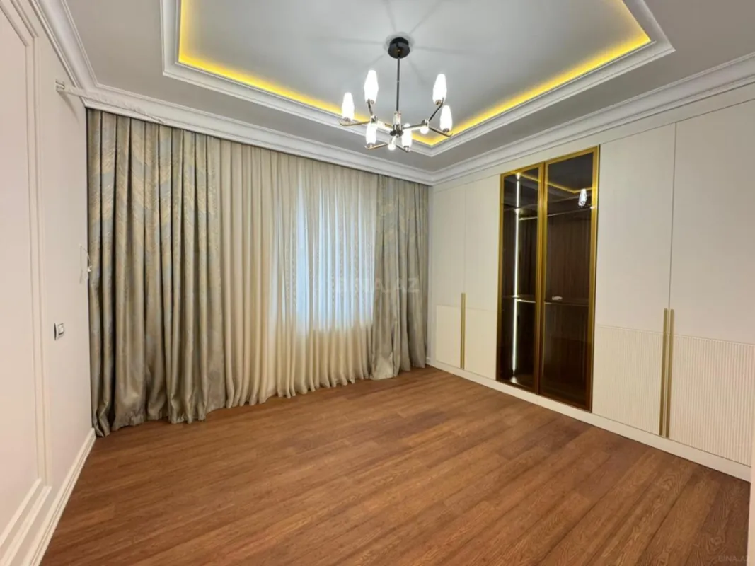 Satılır 4 otaqlı mənzil 180 m²