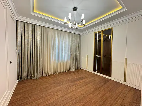 Satılır 4 otaqlı mənzil 180 m²
