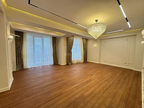 Satılır 4 otaqlı mənzil 180 m²
