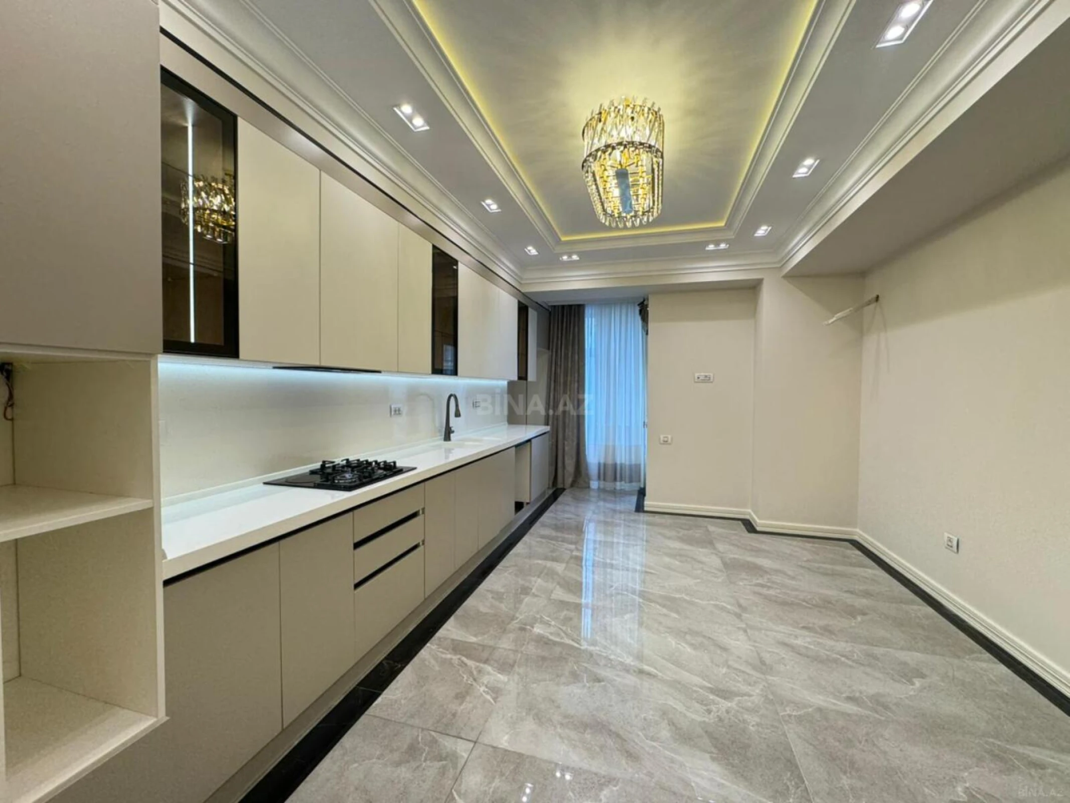 Satılır 4 otaqlı mənzil 180 m²