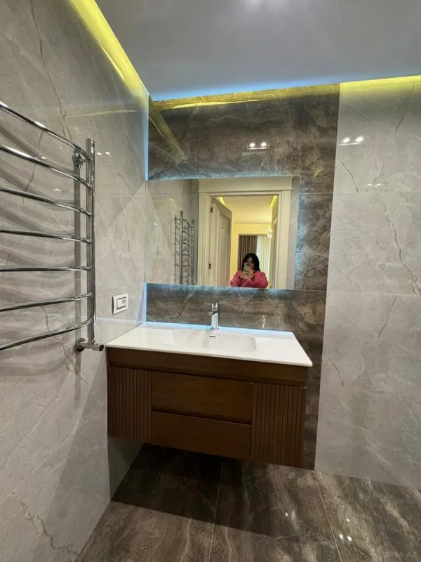 Satılır 4 otaqlı mənzil 180 m²