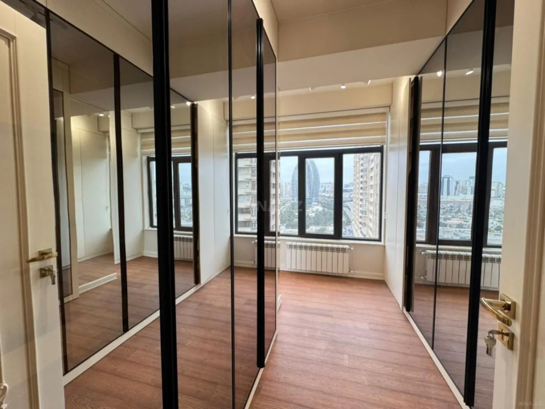 Satılır 4 otaqlı mənzil 180 m²