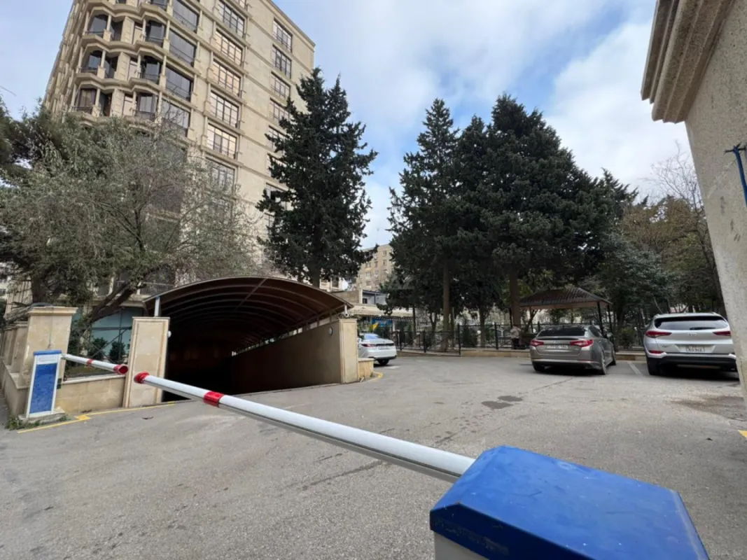 Satılır 4 otaqlı mənzil 219 m²