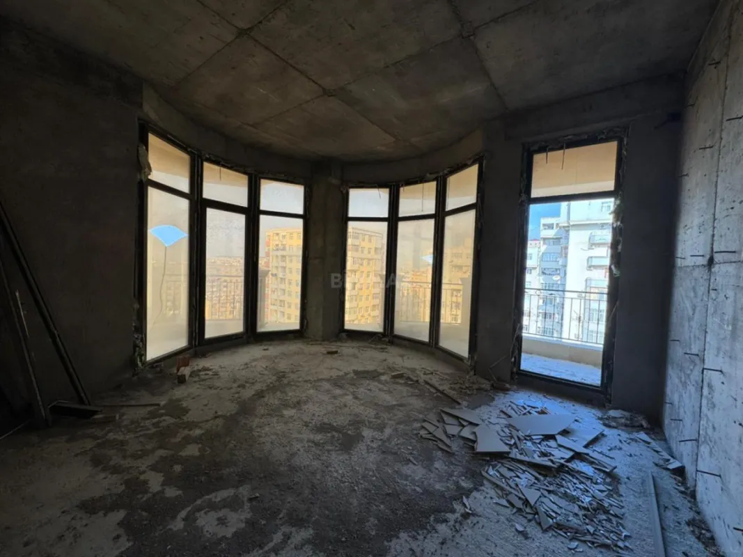 Satılır 4 otaqlı mənzil 219 m²
