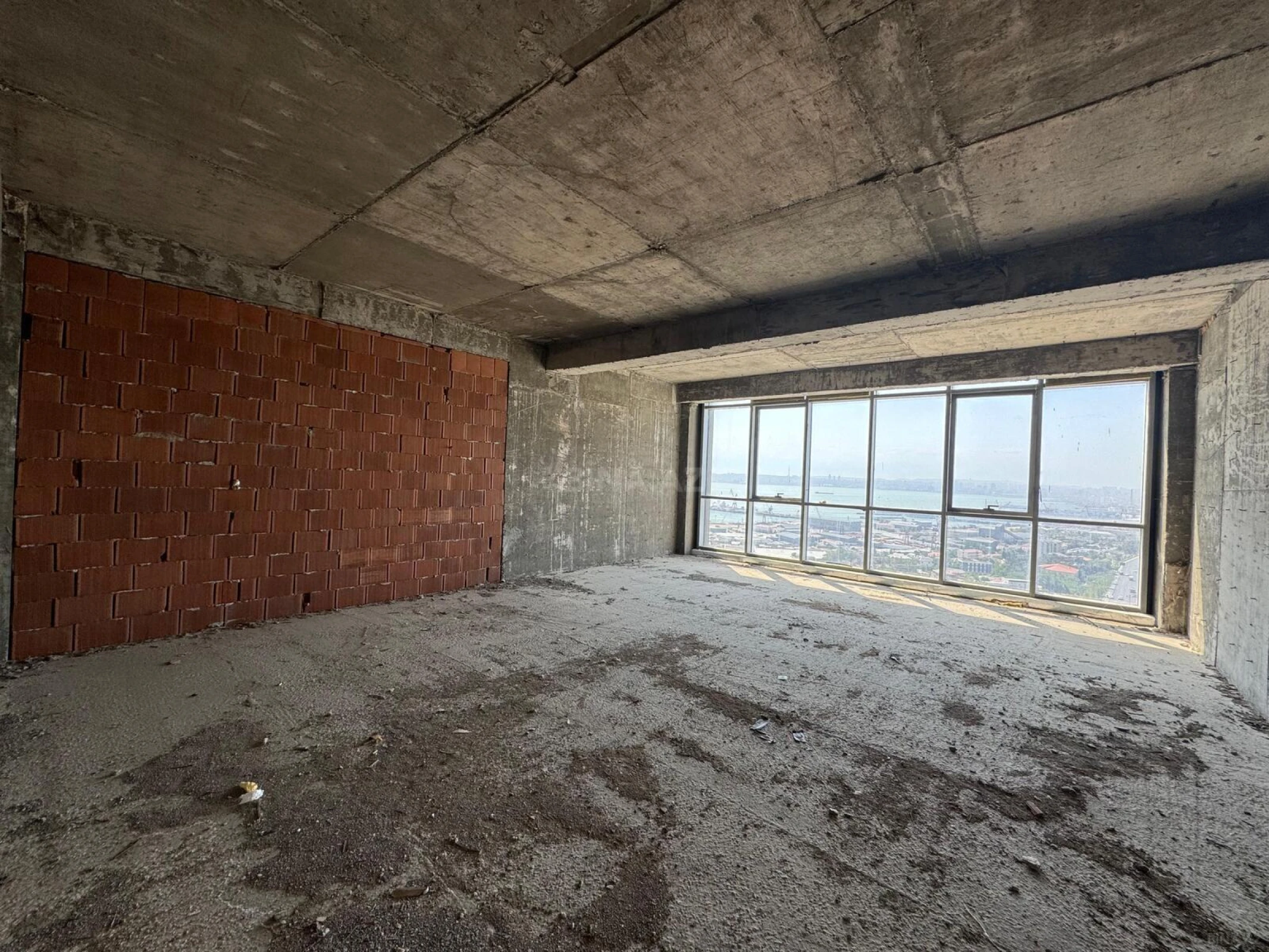 Satılır 4 otaqlı mənzil 170 m²