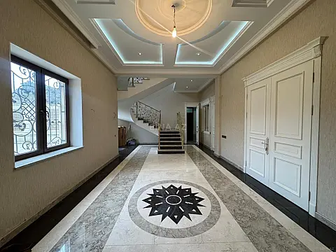 Satılır 10 otaqlı həyət evi 510 m²