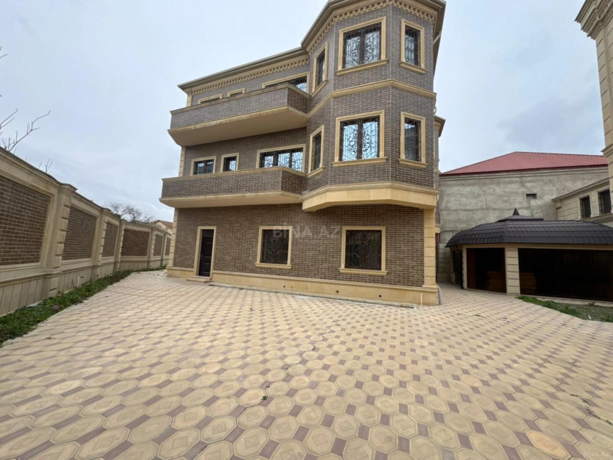 Satılır 10 otaqlı həyət evi 510 m²